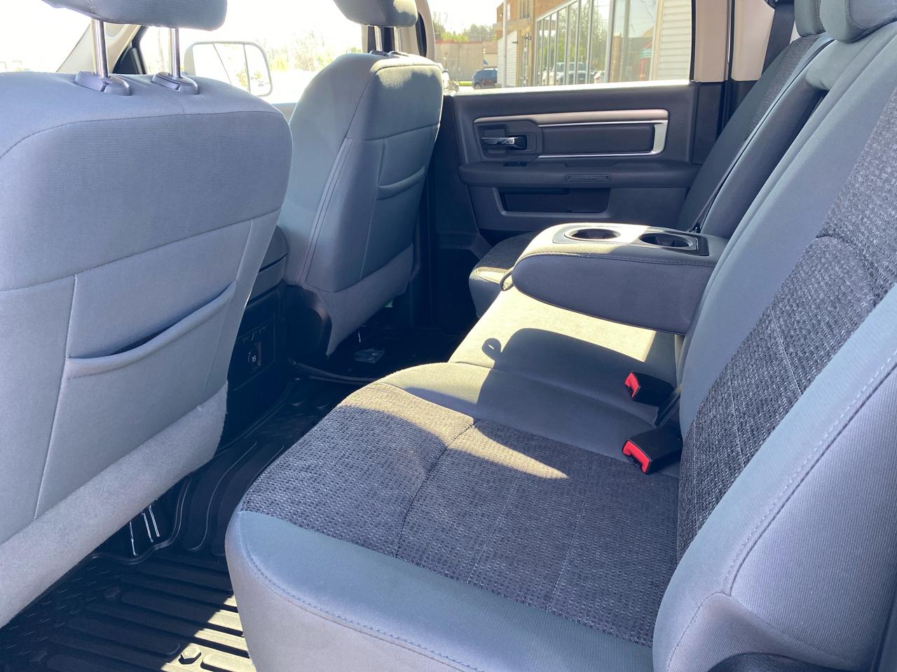 RAM 1500 4WD Crew Cab 140.5" Big Horn 2017