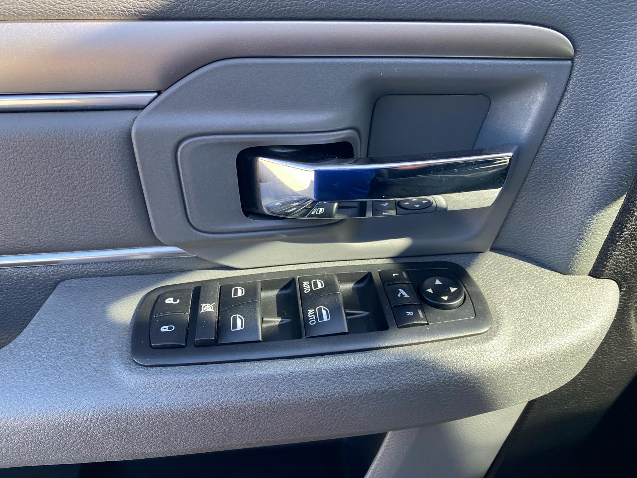 RAM 1500 4WD Crew Cab 140.5" Big Horn 2017