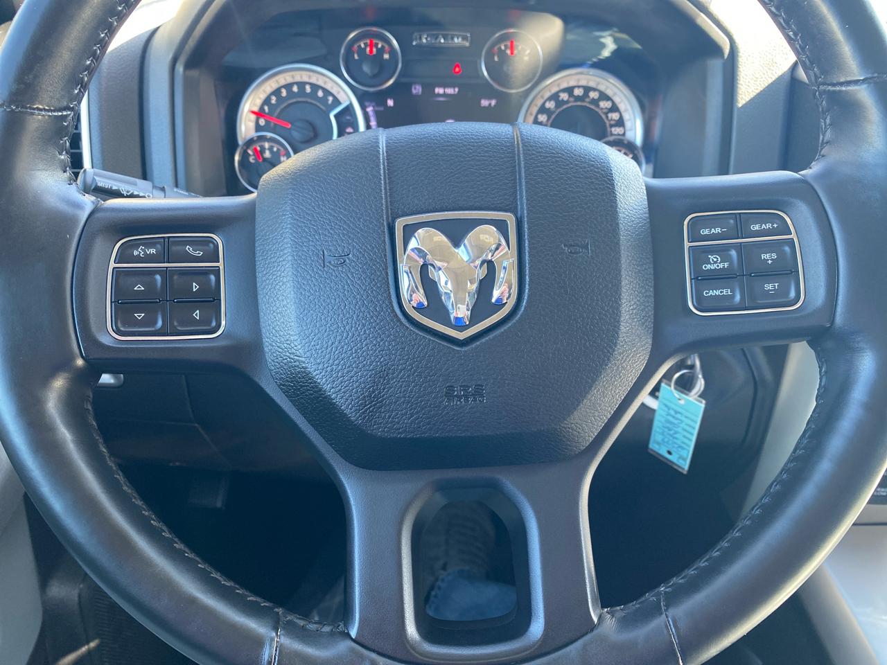 RAM 1500 4WD Crew Cab 140.5" Big Horn 2017