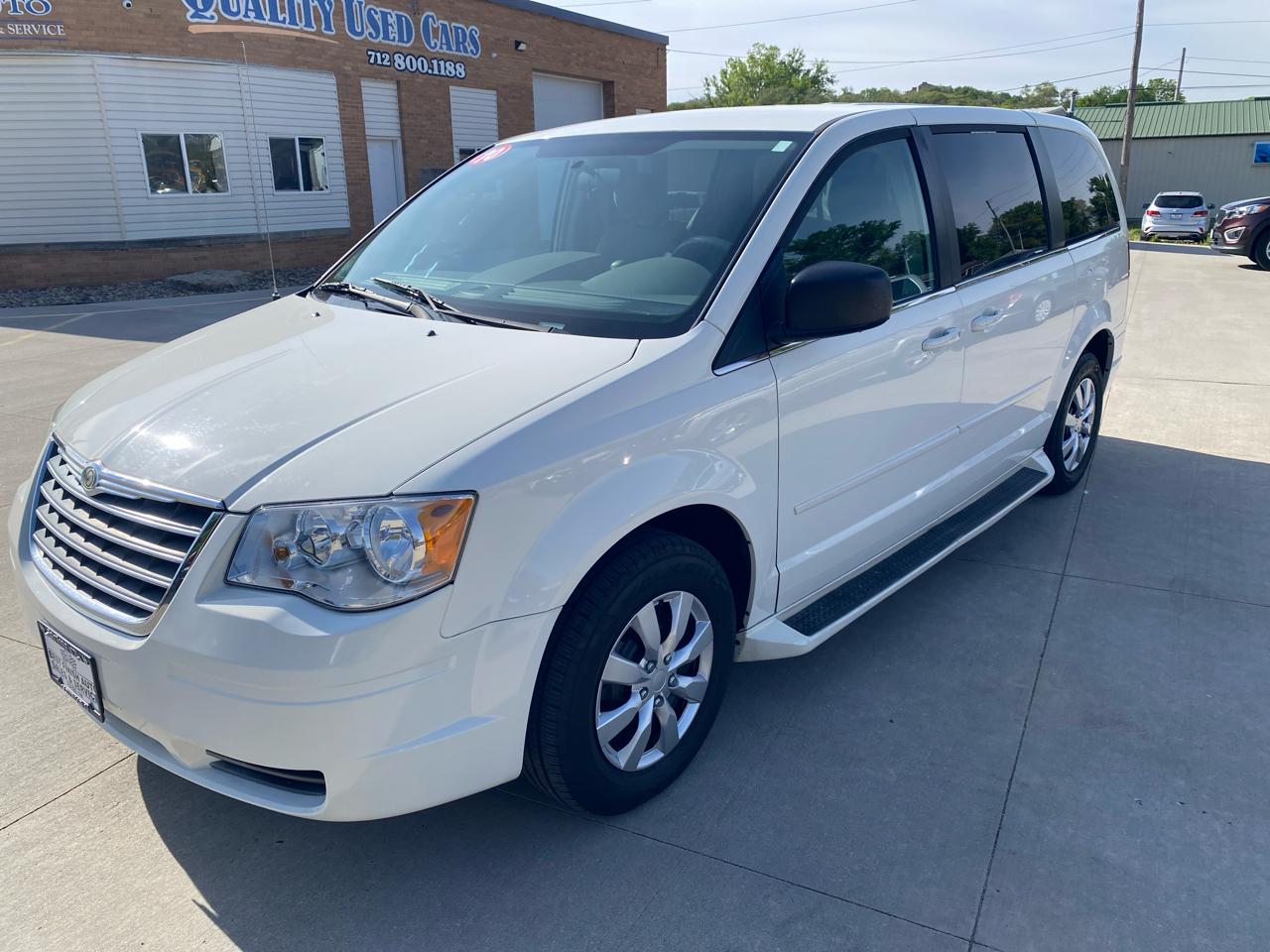 Chrysler Town & Country LX 2010
