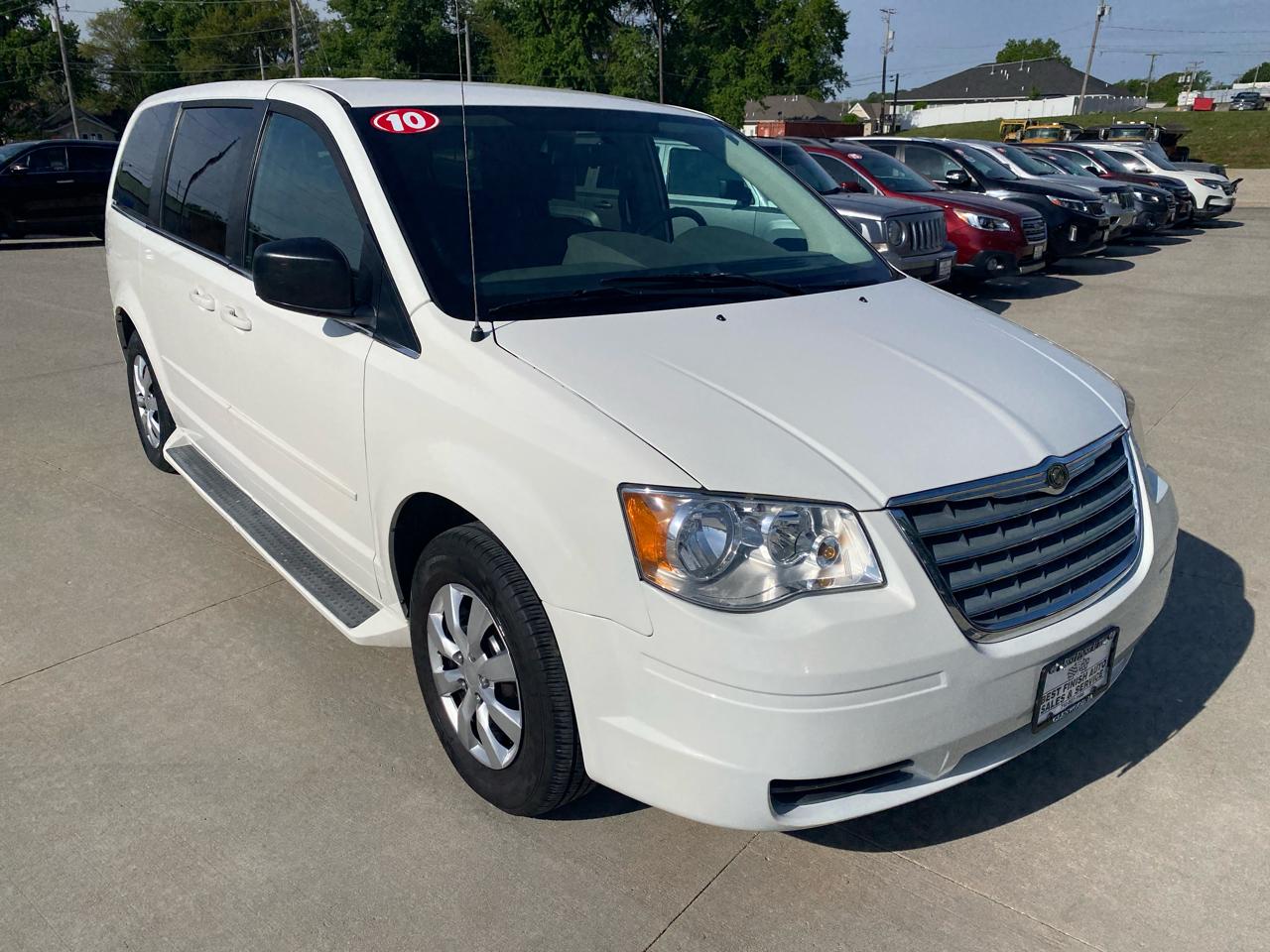Chrysler Town & Country LX 2010