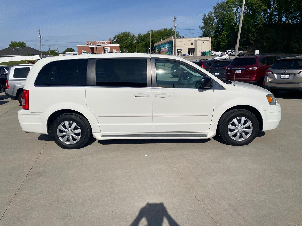 Chrysler Town & Country LX 2010