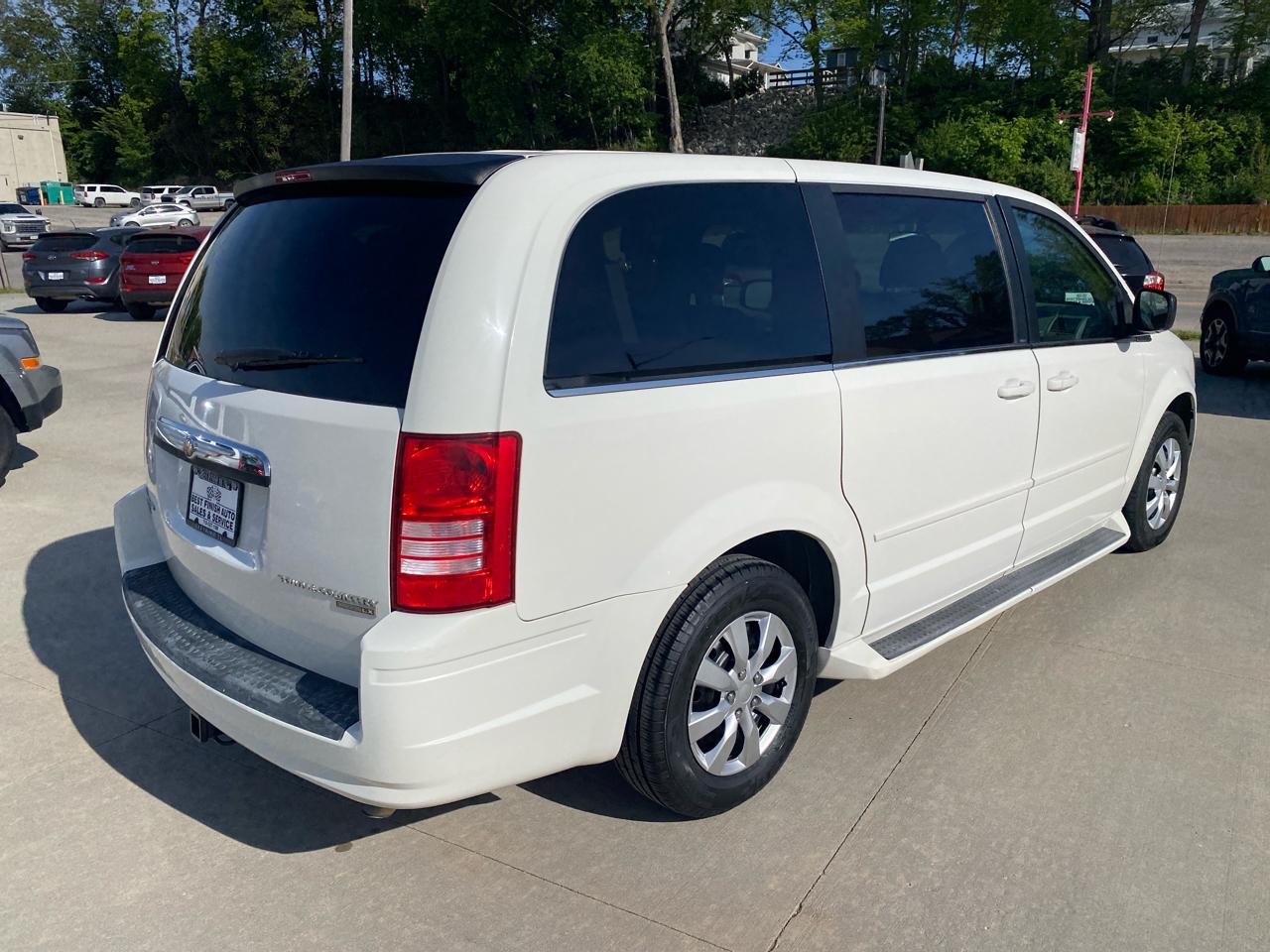 Chrysler Town & Country LX 2010