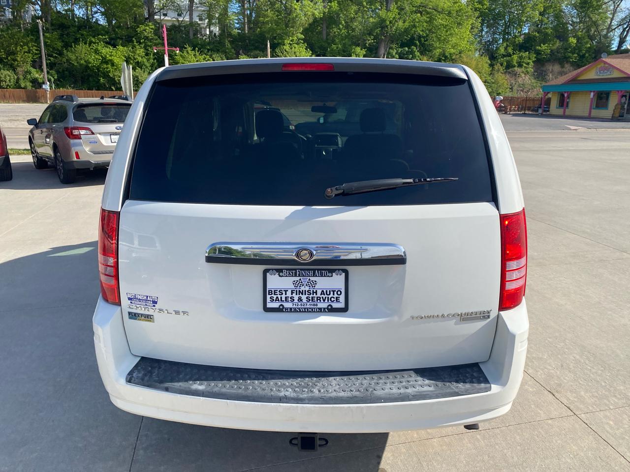 Chrysler Town & Country LX 2010