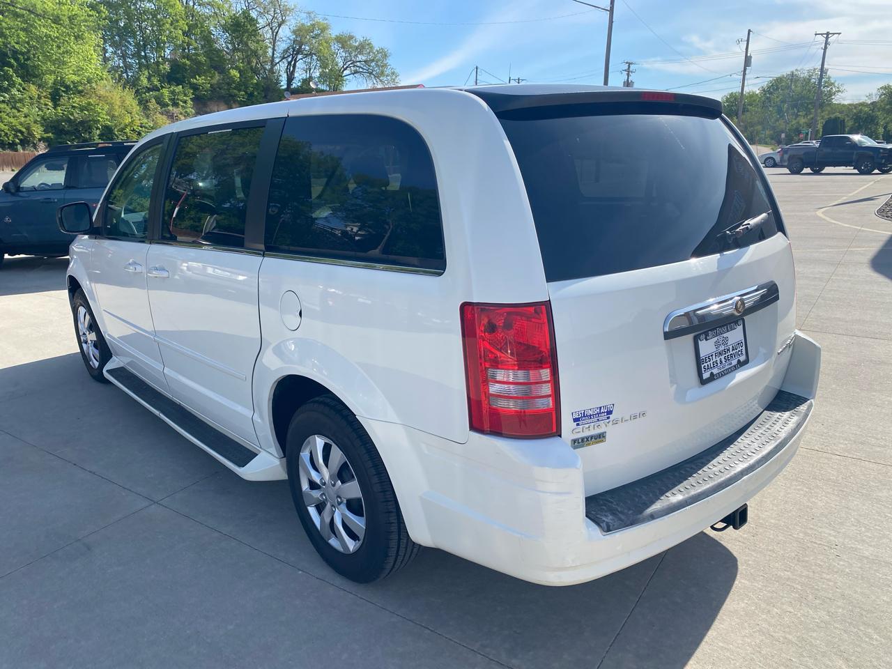 Chrysler Town & Country LX 2010