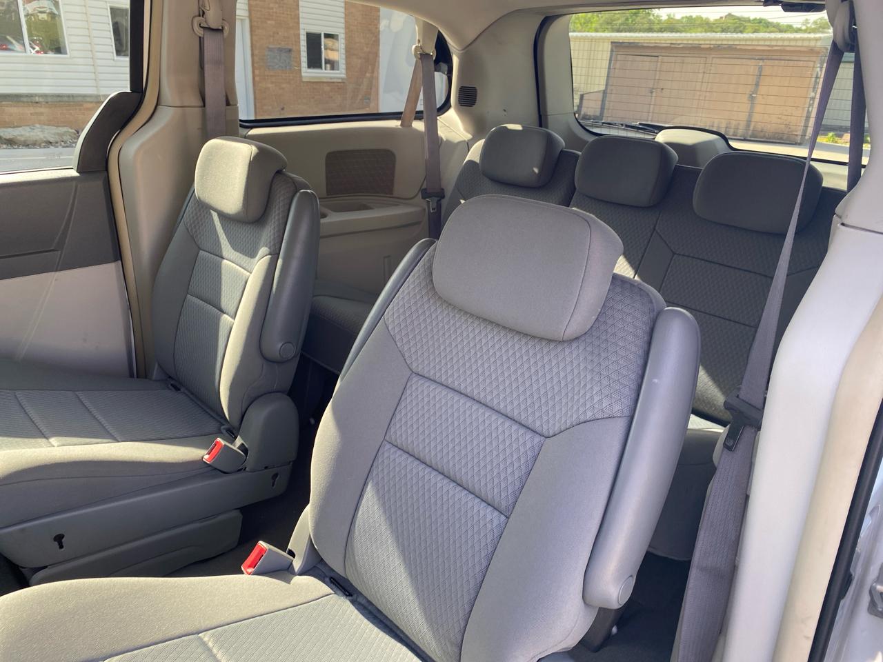 Chrysler Town & Country LX 2010