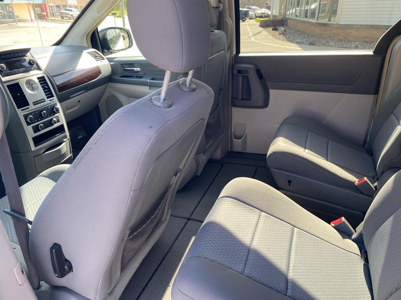 Chrysler Town & Country LX 2010