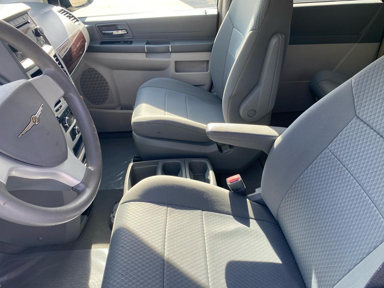 Chrysler Town & Country LX 2010
