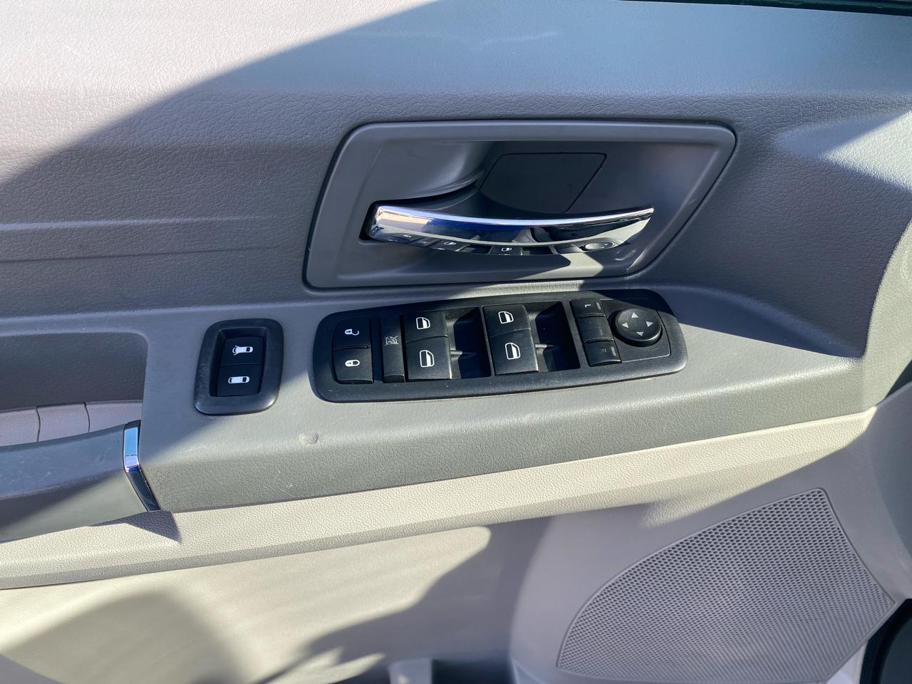 Chrysler Town & Country LX 2010
