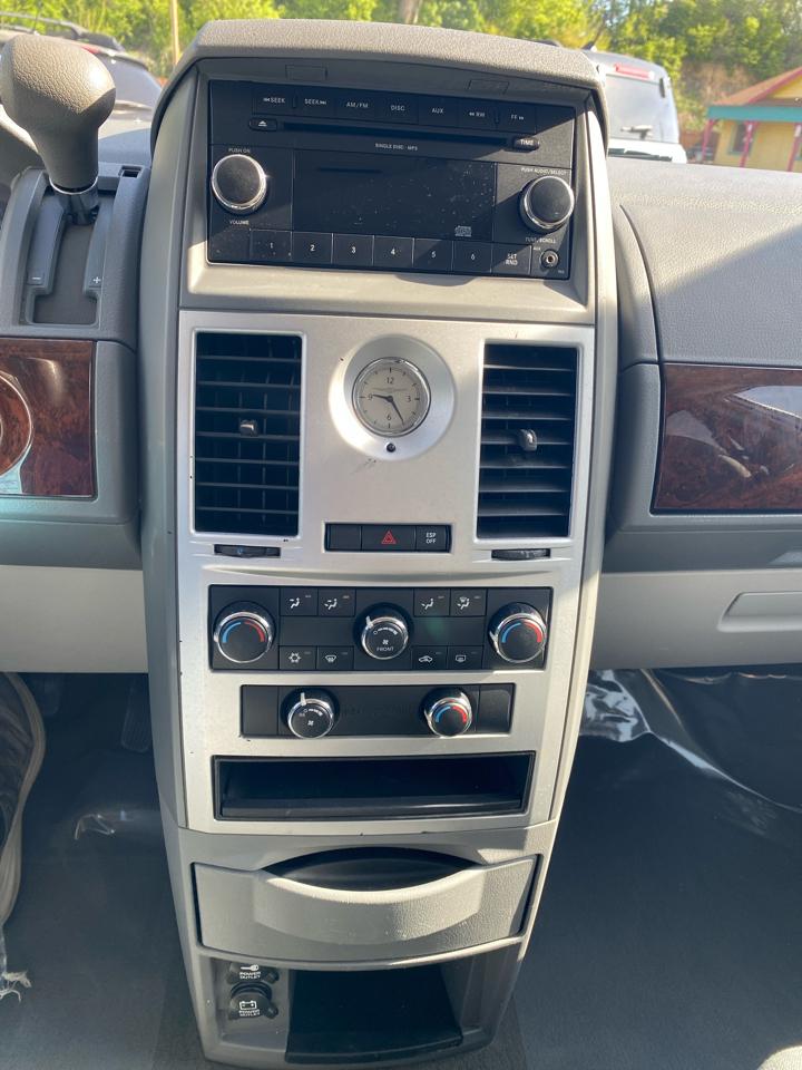 Chrysler Town & Country LX 2010