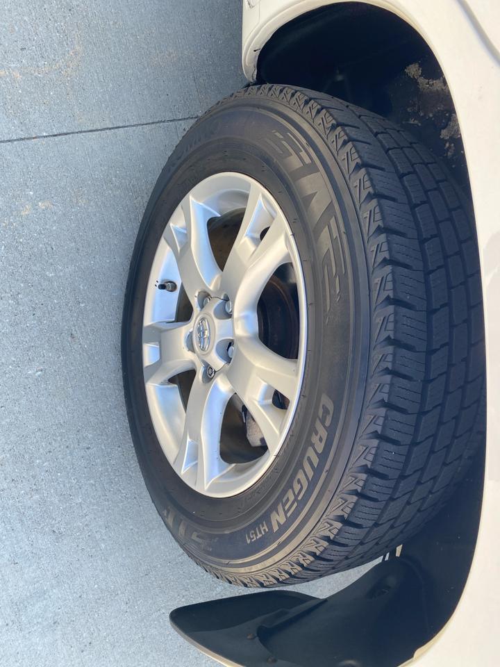 Toyota RAV4 Base V6 4WD 2010