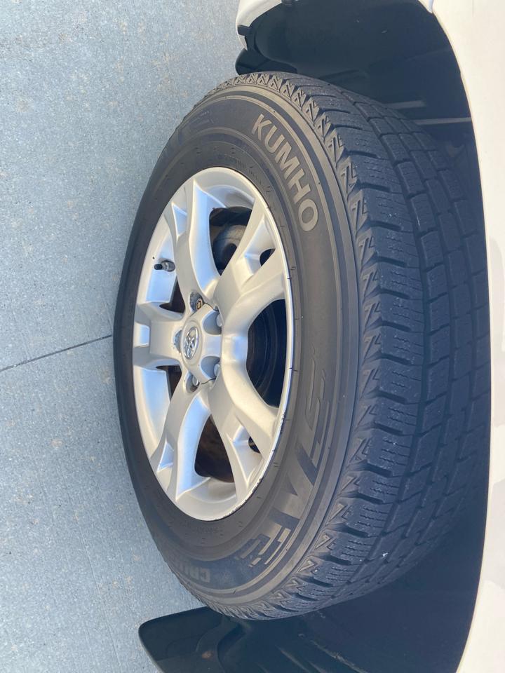 Toyota RAV4 Base V6 4WD 2010