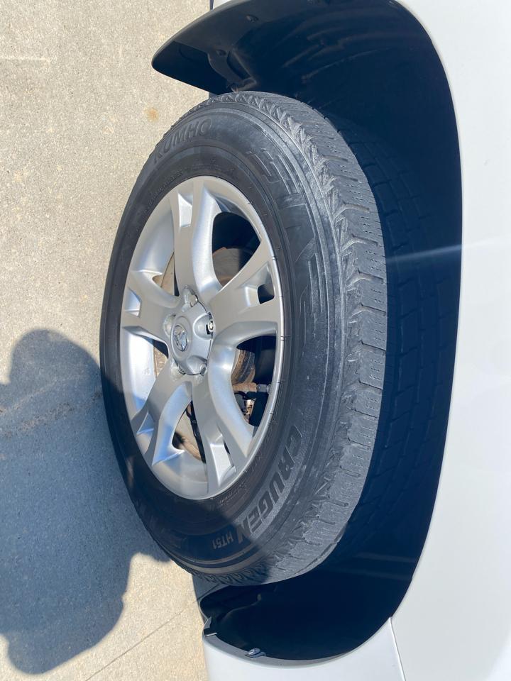 Toyota RAV4 Base V6 4WD 2010