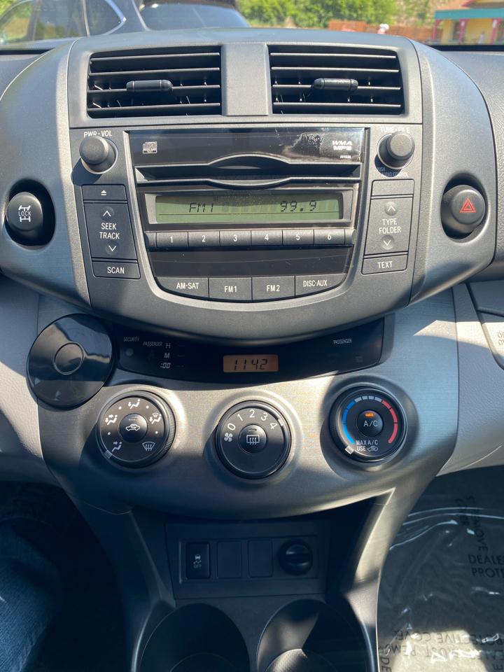 Toyota RAV4 Base V6 4WD 2010