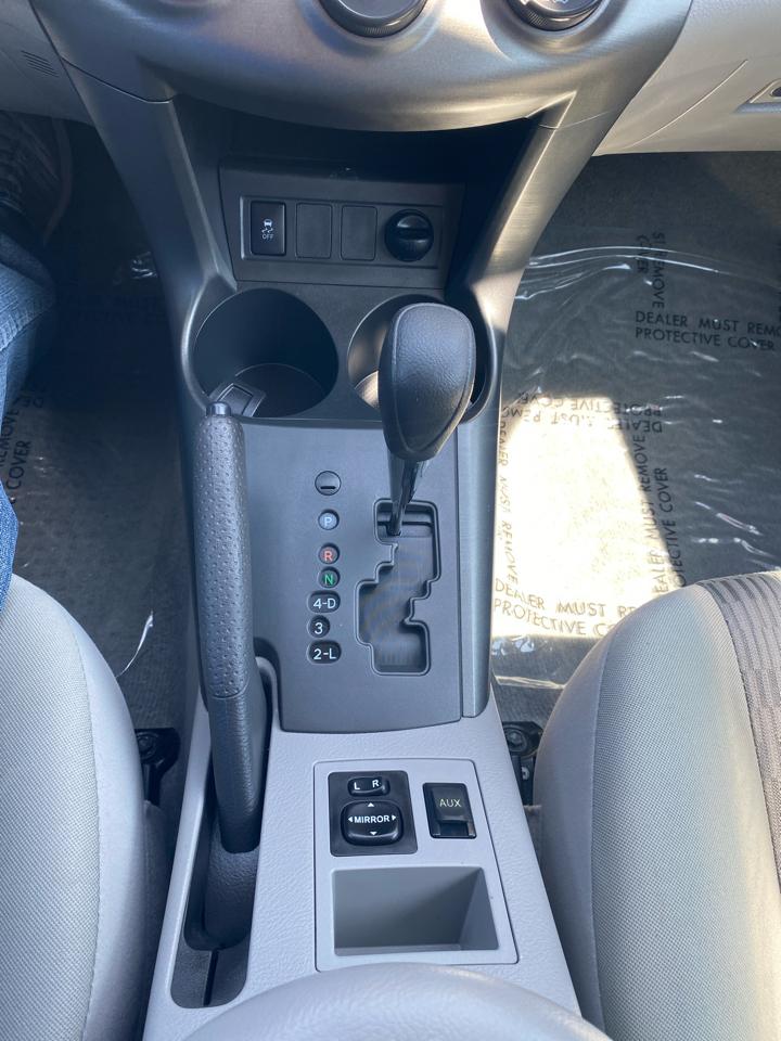 Toyota RAV4 Base V6 4WD 2010