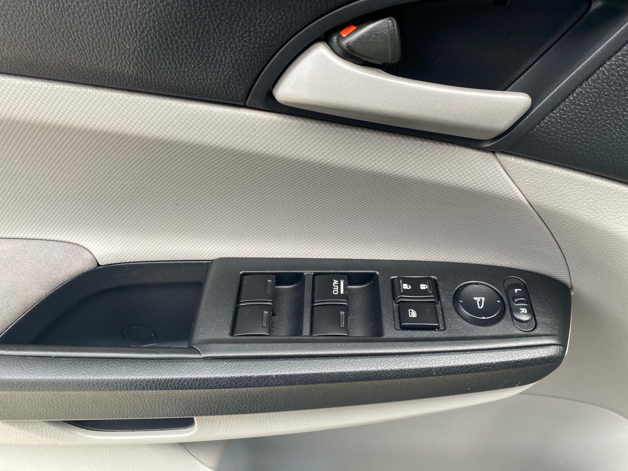 Honda Accord LX sedan AT 2012