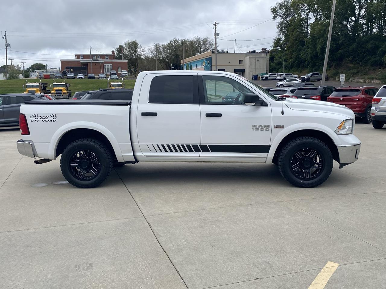 RAM 1500 4WD Crew Cab 140.5" SLT 2015