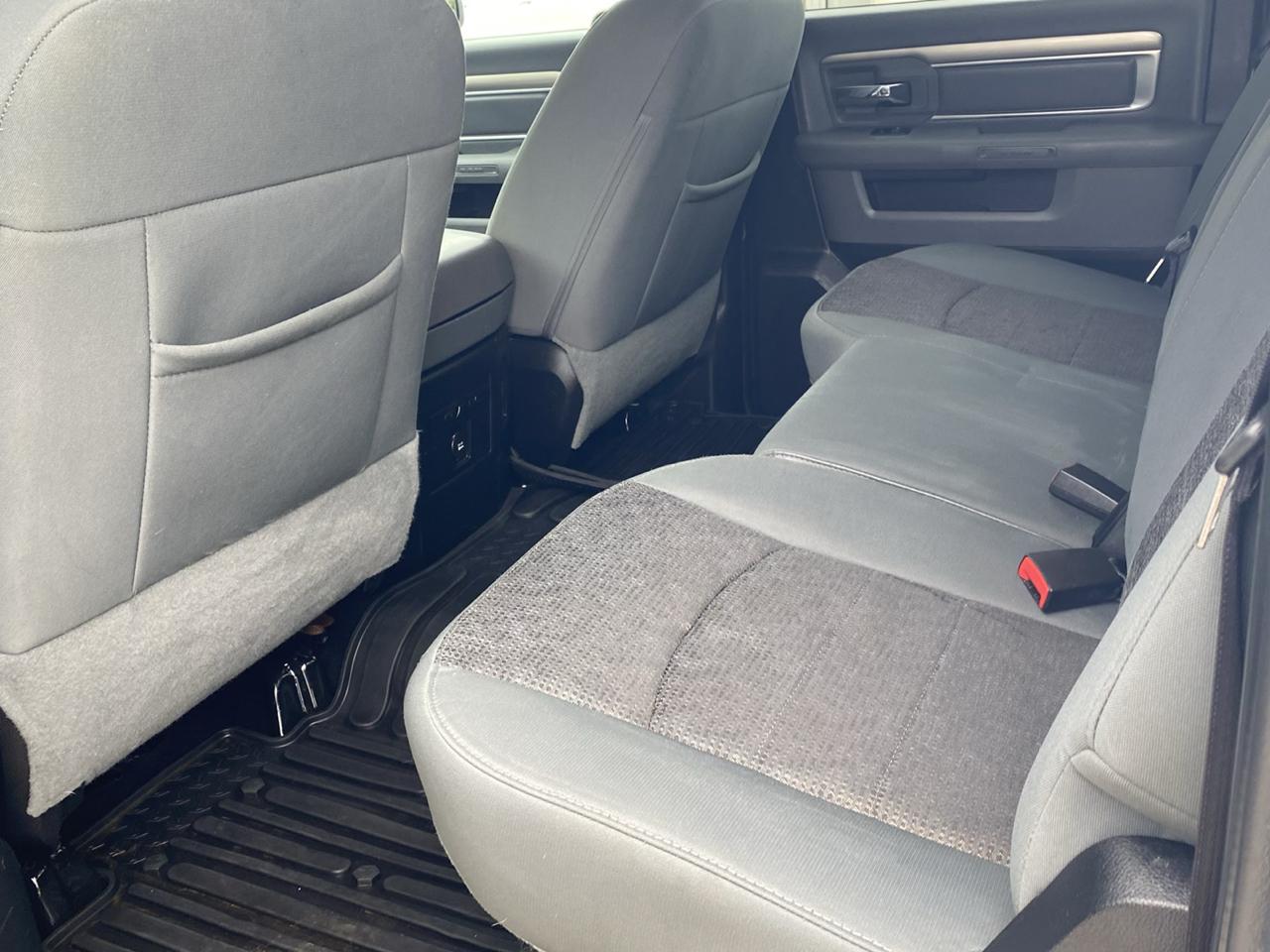 RAM 1500 4WD Crew Cab 140.5" SLT 2015
