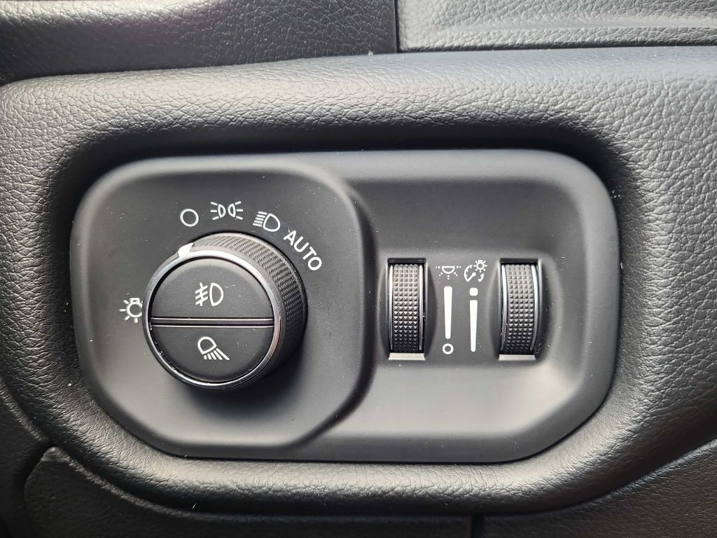 RAM 1500 Laramie 4x4 Crew Cab 5'7" Box 2021