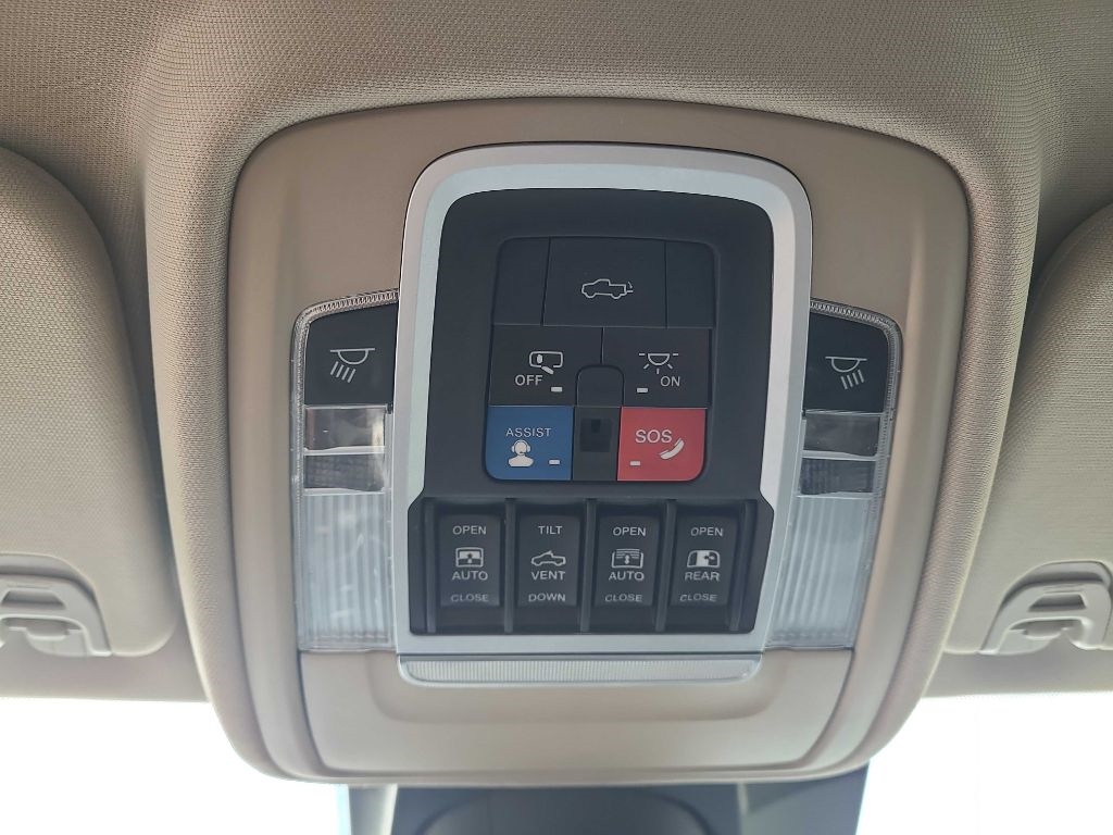 RAM 1500 Laramie 4x4 Crew Cab 5'7" Box 2021