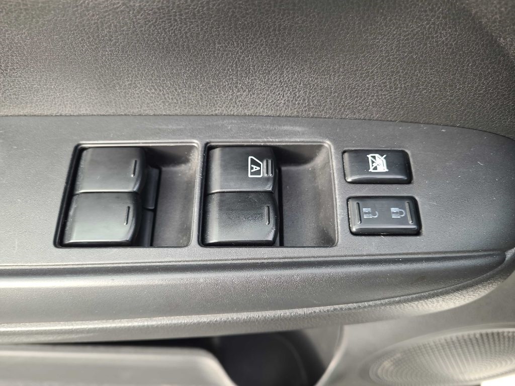 Nissan Versa 4dr Sdn CVT 1.6 SV 2013