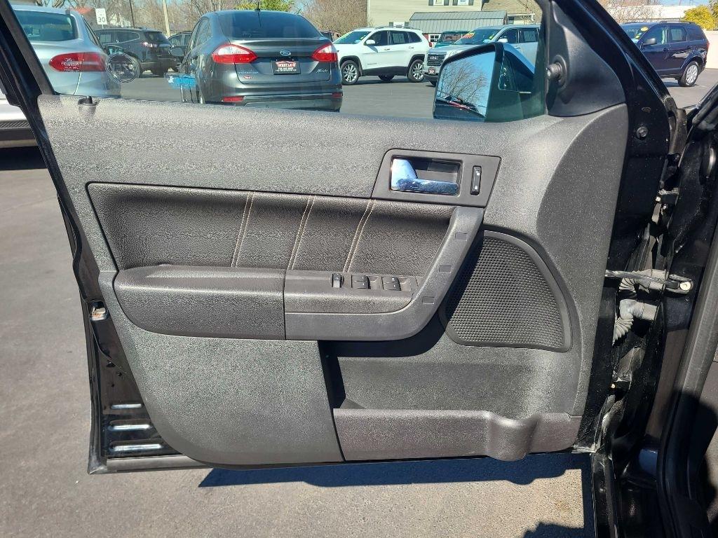 Ford Focus 4dr Sdn SEL 2010