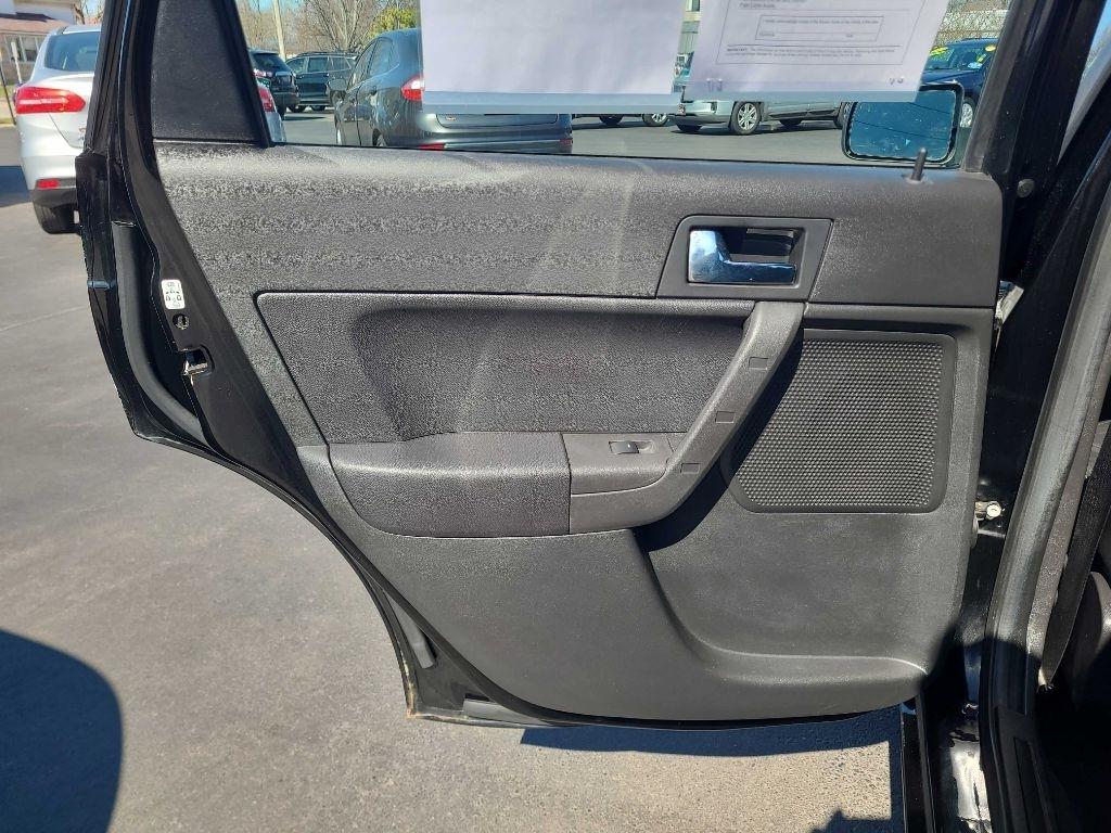 Ford Focus 4dr Sdn SEL 2010