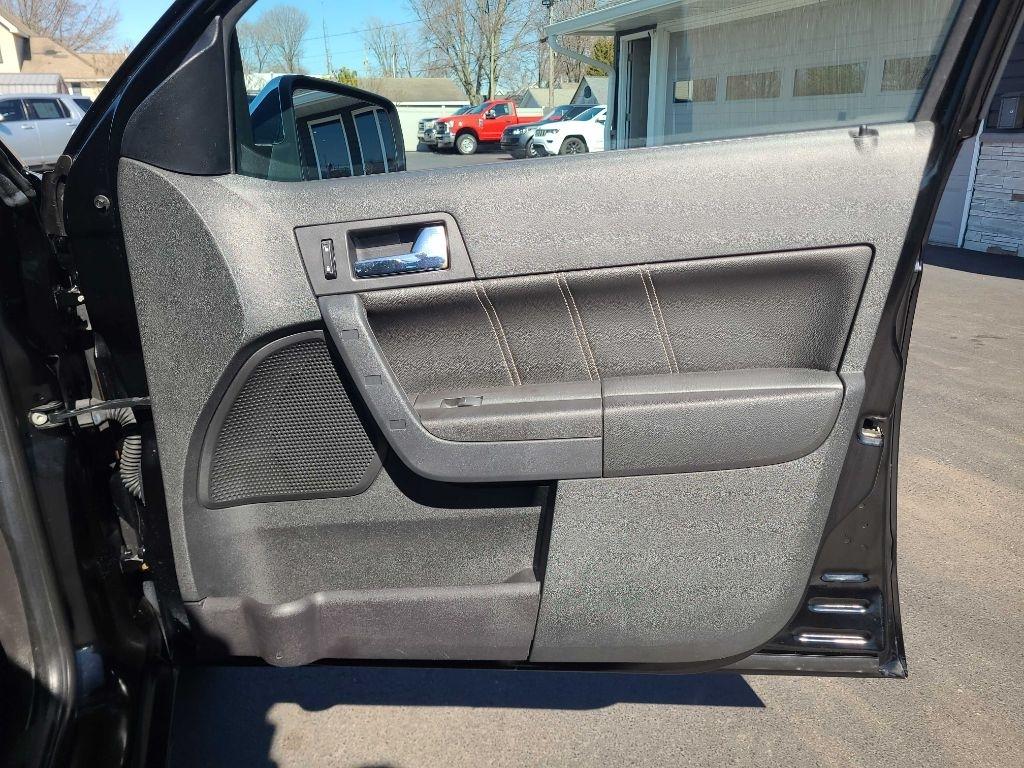 Ford Focus 4dr Sdn SEL 2010