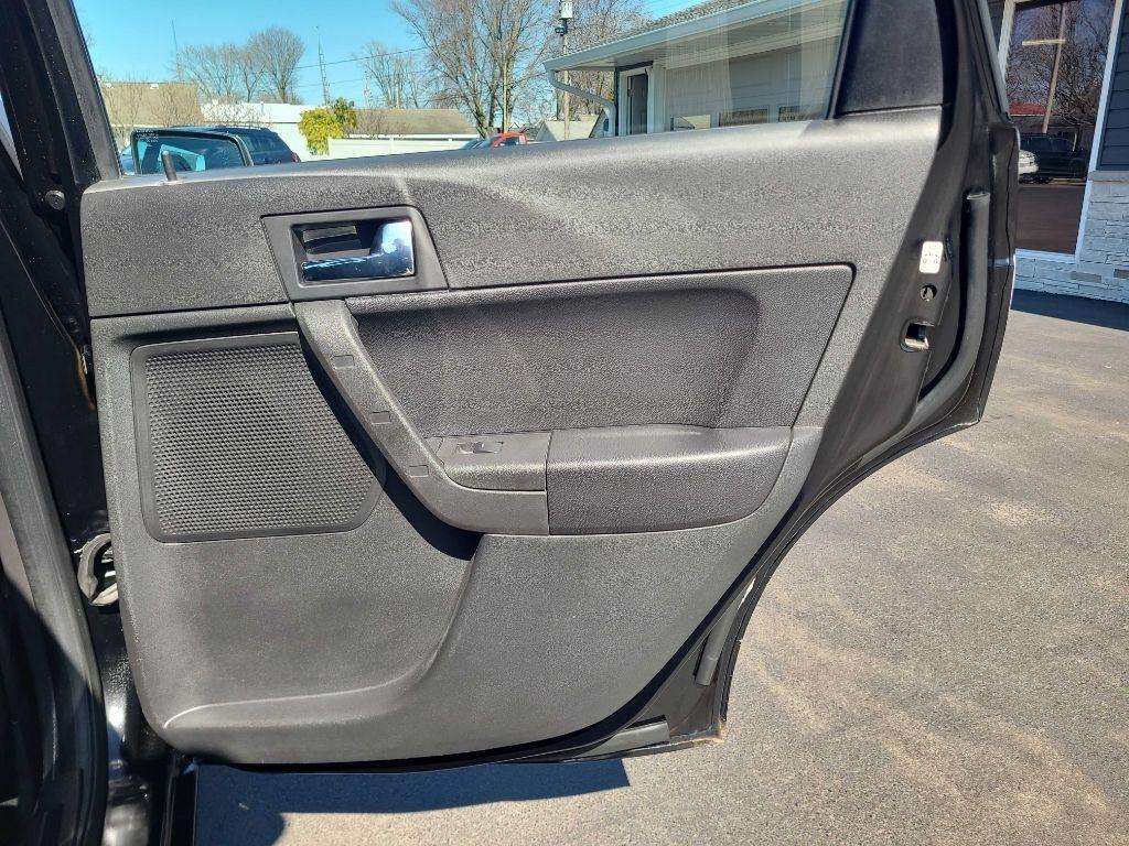 Ford Focus 4dr Sdn SEL 2010