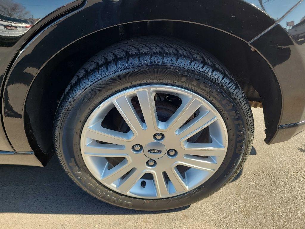 Ford Focus 4dr Sdn SEL 2010