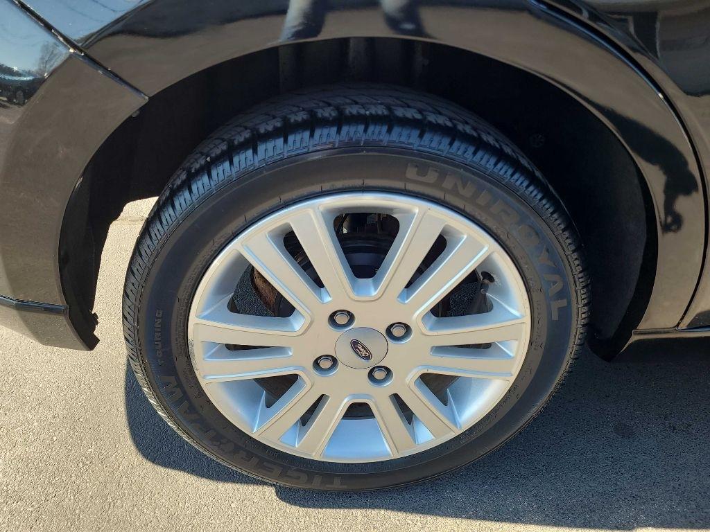 Ford Focus 4dr Sdn SEL 2010