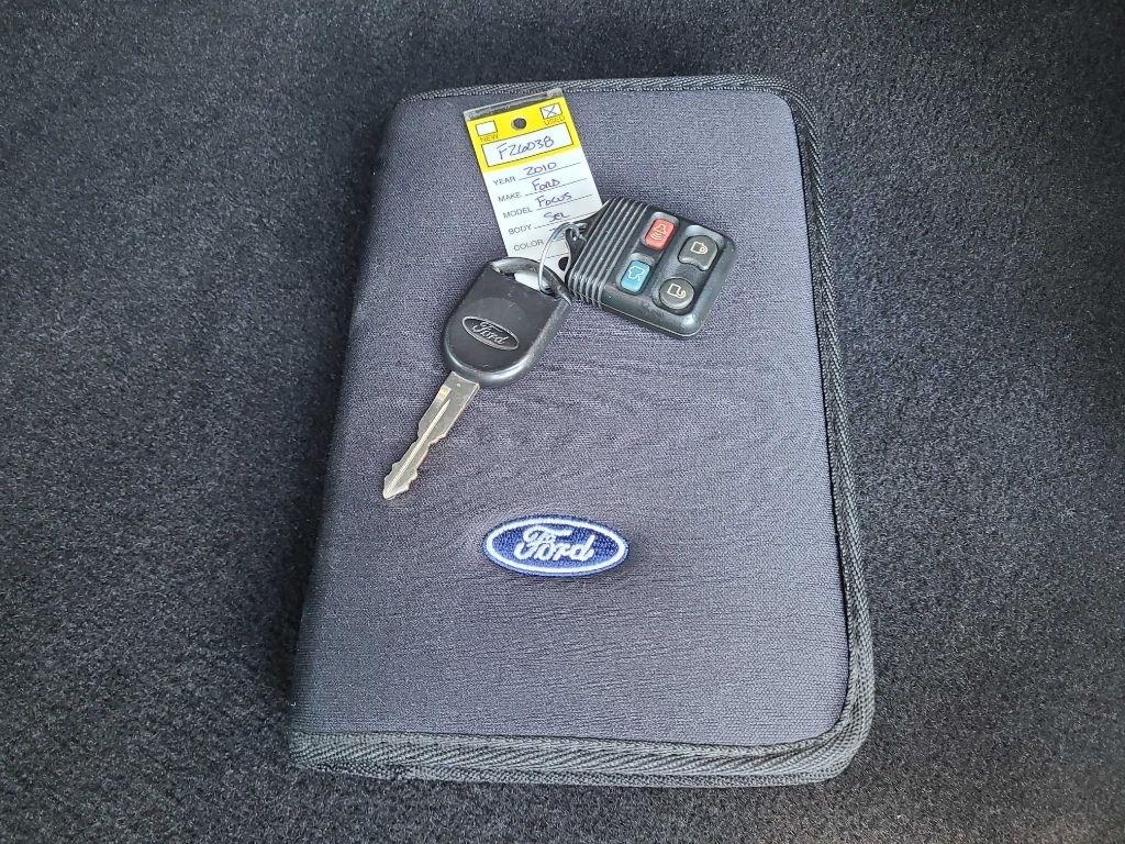 Ford Focus 4dr Sdn SEL 2010