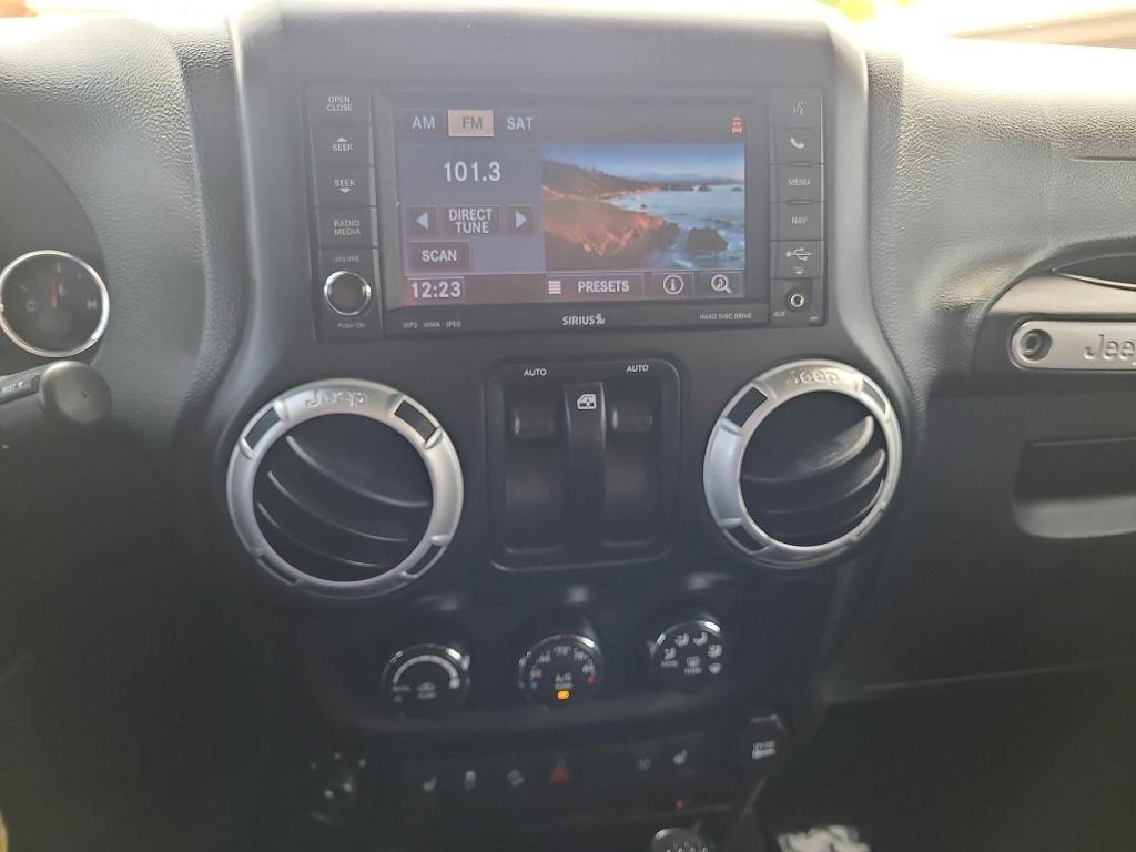 Jeep Wrangler 4WD 2dr Sahara 2014