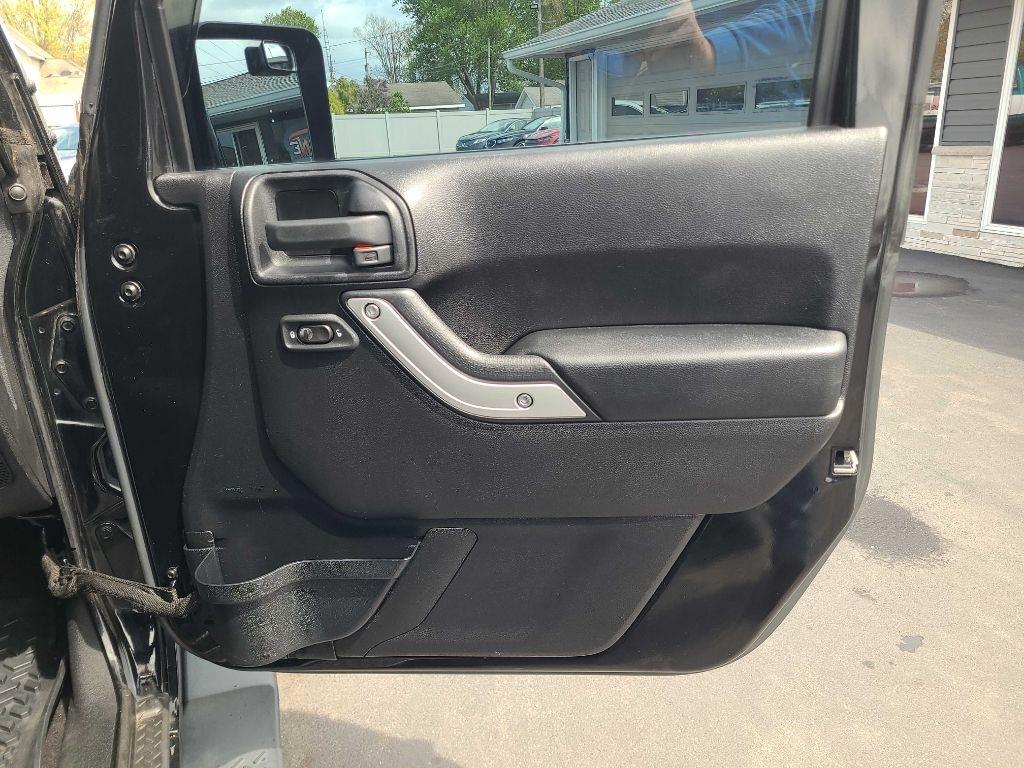 Jeep Wrangler 4WD 2dr Sahara 2014