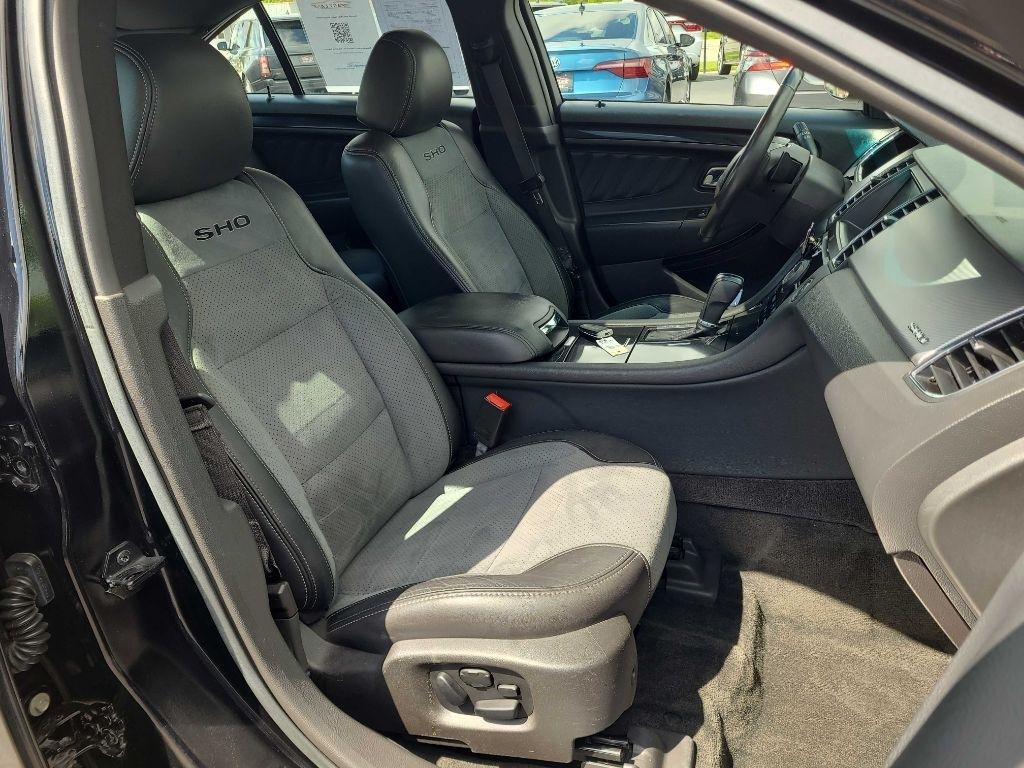 Ford Taurus 4dr Sdn SHO AWD 2016