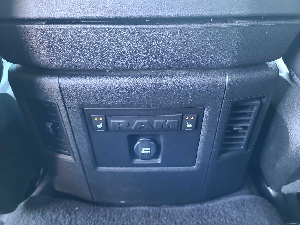 RAM 1500 4WD Crew Cab 140.5" Laramie 2014