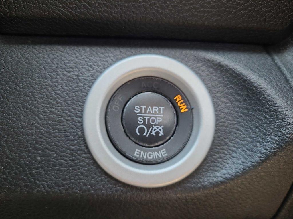RAM 1500 4WD Crew Cab 140.5" Laramie 2014