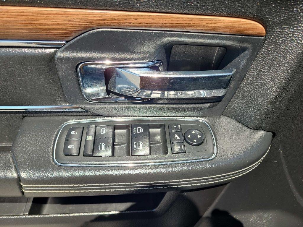 RAM 1500 4WD Crew Cab 140.5" Laramie 2014
