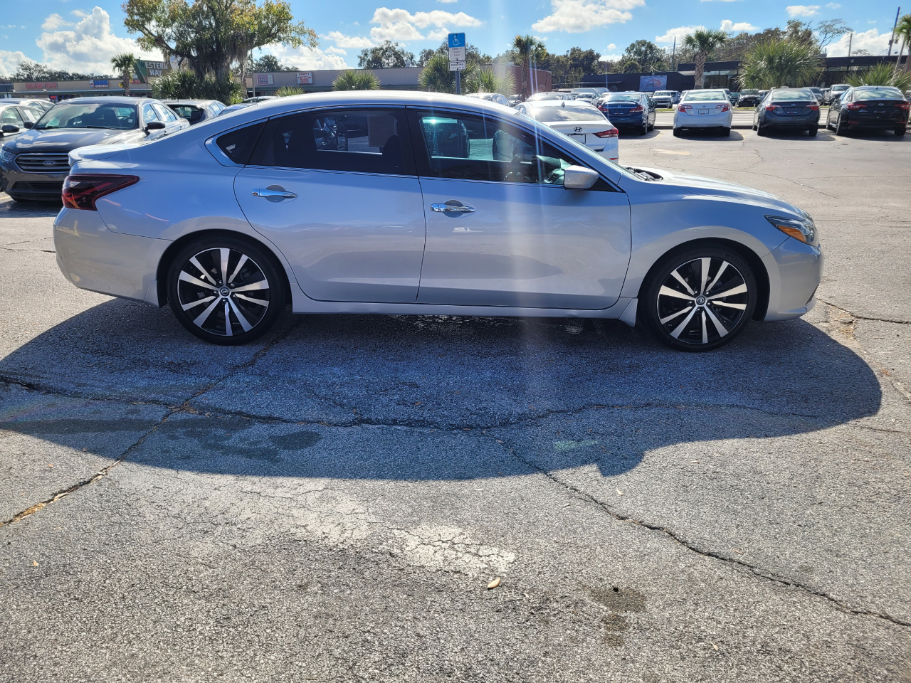 Nissan Altima 2.5 SR Sedan 2017