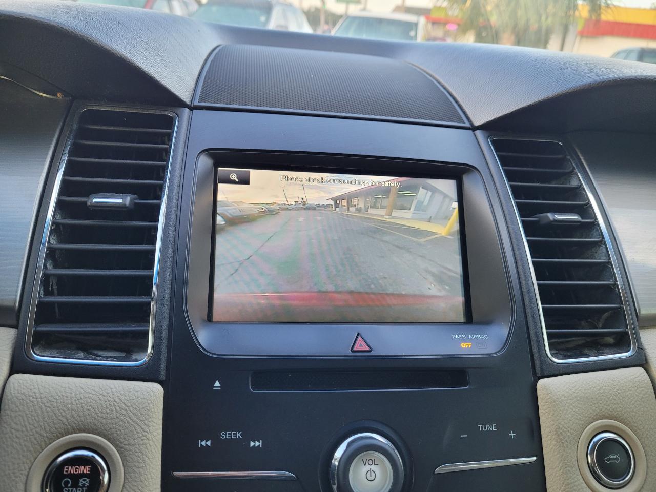 Ford Taurus 4dr Sdn SEL FWD 2015