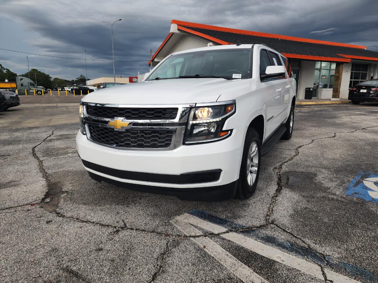 Chevrolet Suburban 2WD 4dr LT 2015