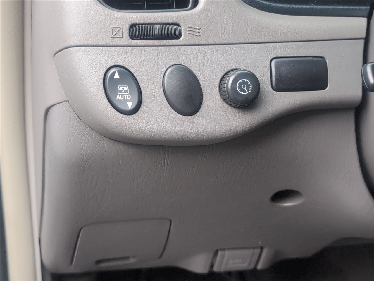 2006 Toyota Sequoia SR5 photo 3