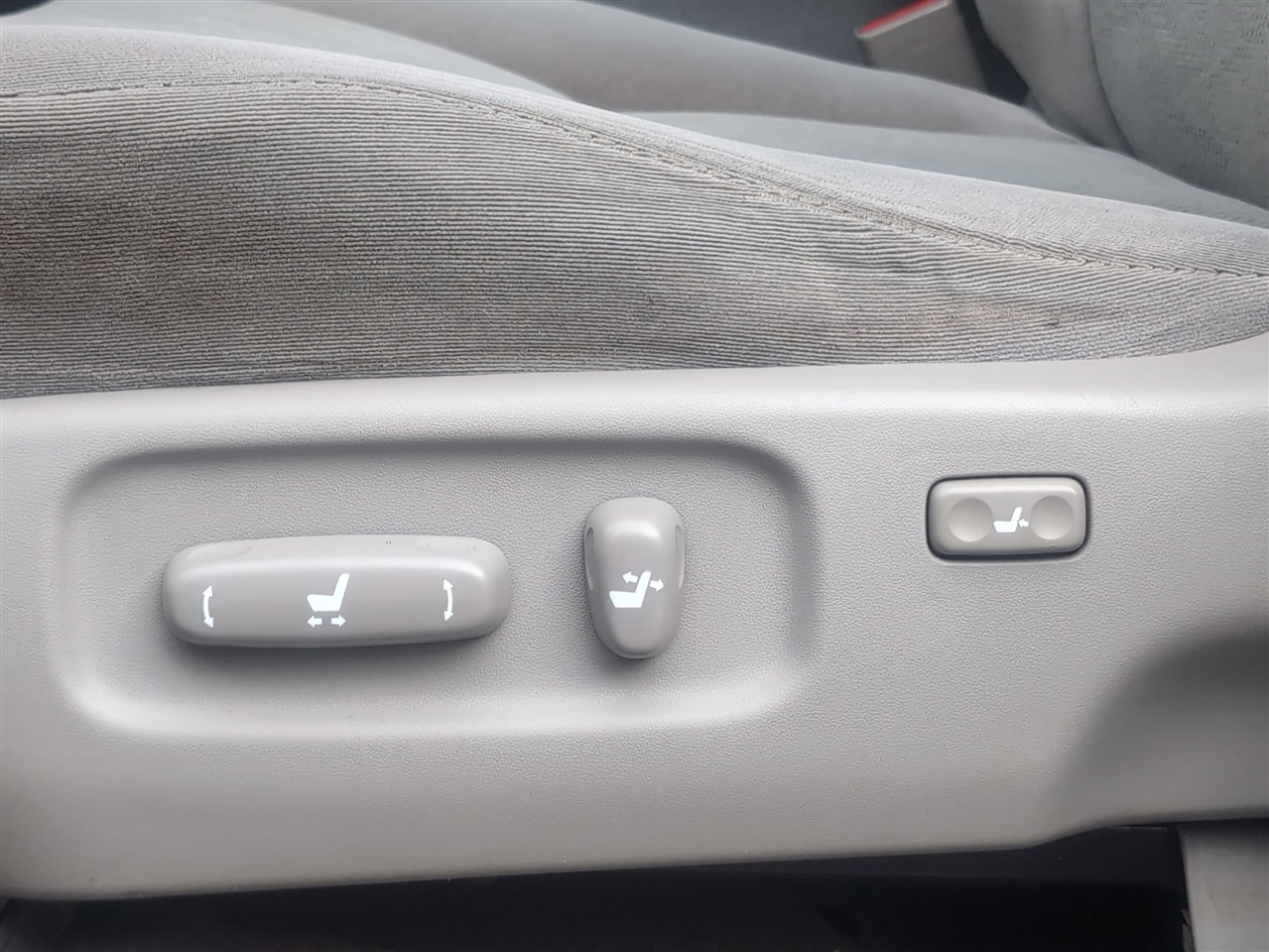 2006 Toyota Sequoia SR5 photo 5
