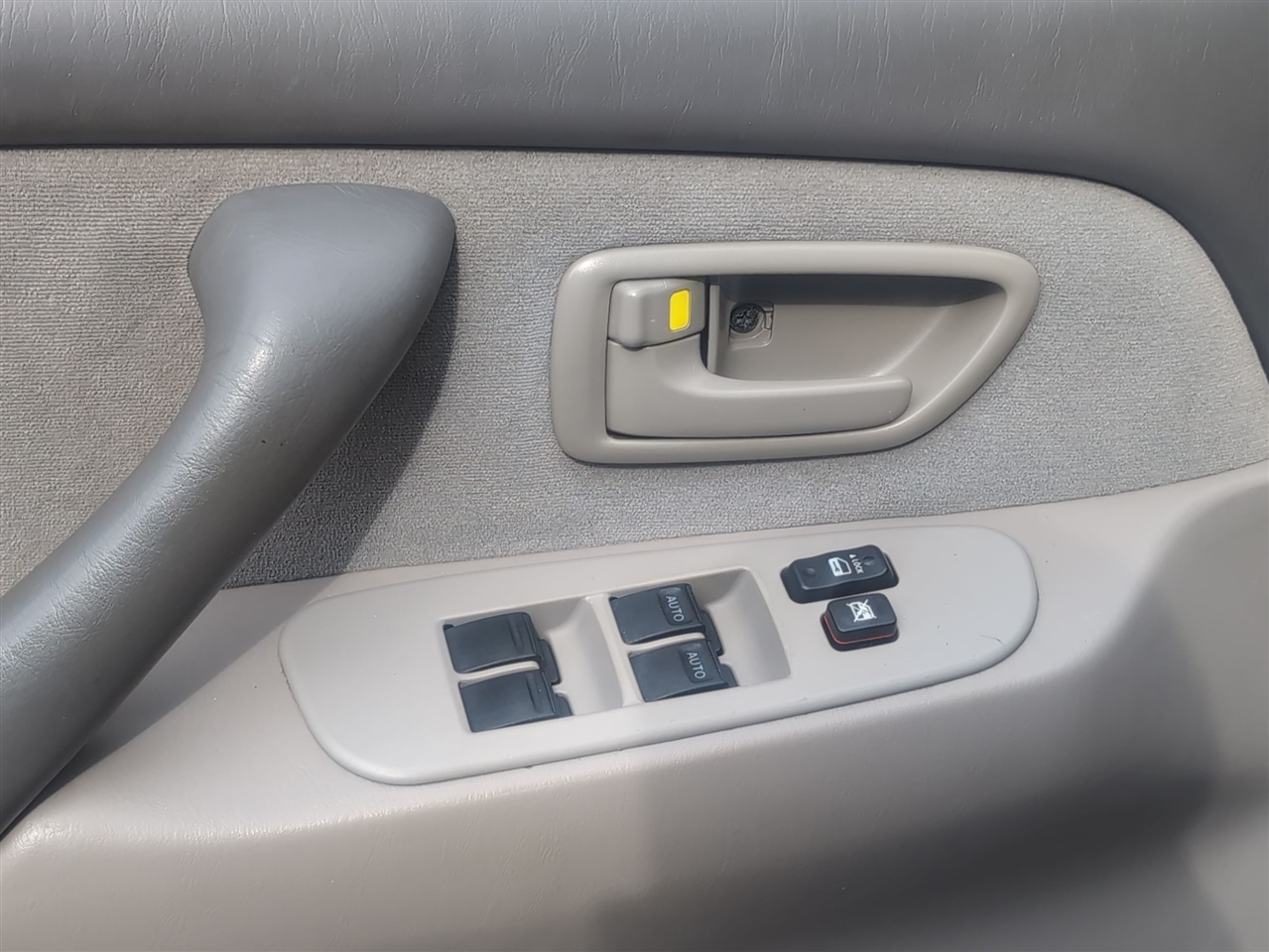 2006 Toyota Sequoia SR5 photo 19