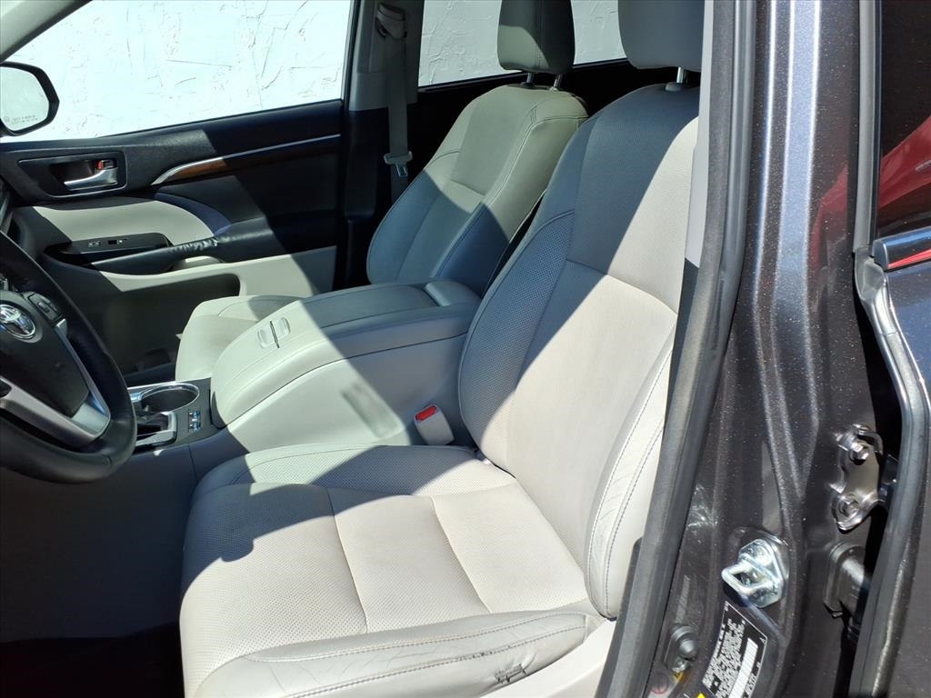 2014 Toyota Highlander Limited photo 17