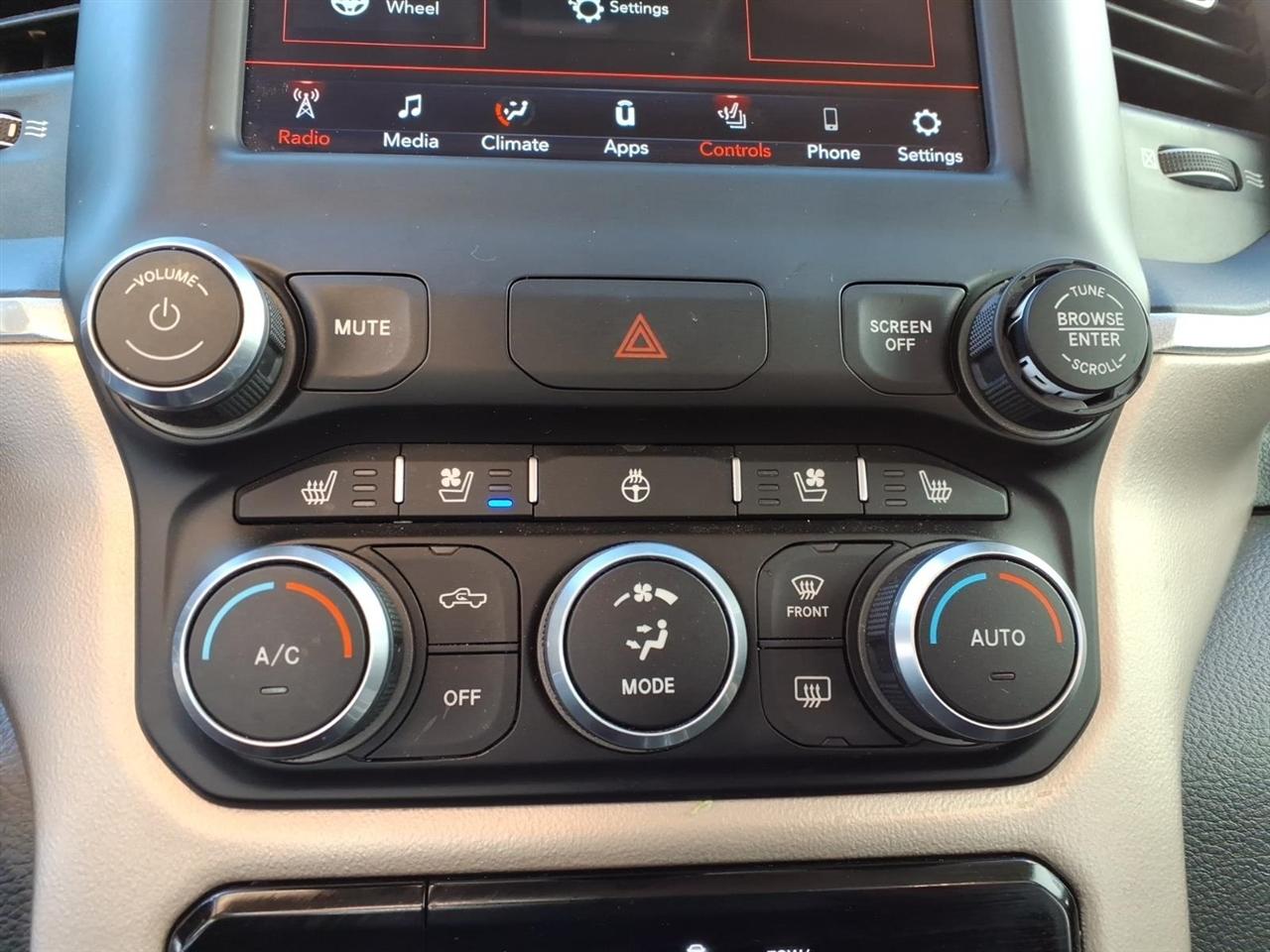 RAM 1500 Laramie 4x4 Crew Cab 5'7" Box 2020