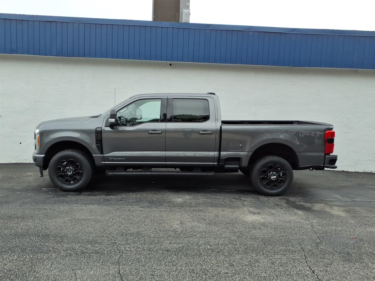 Ford F-250 SD Lariat Crew Cab 4WD 2023