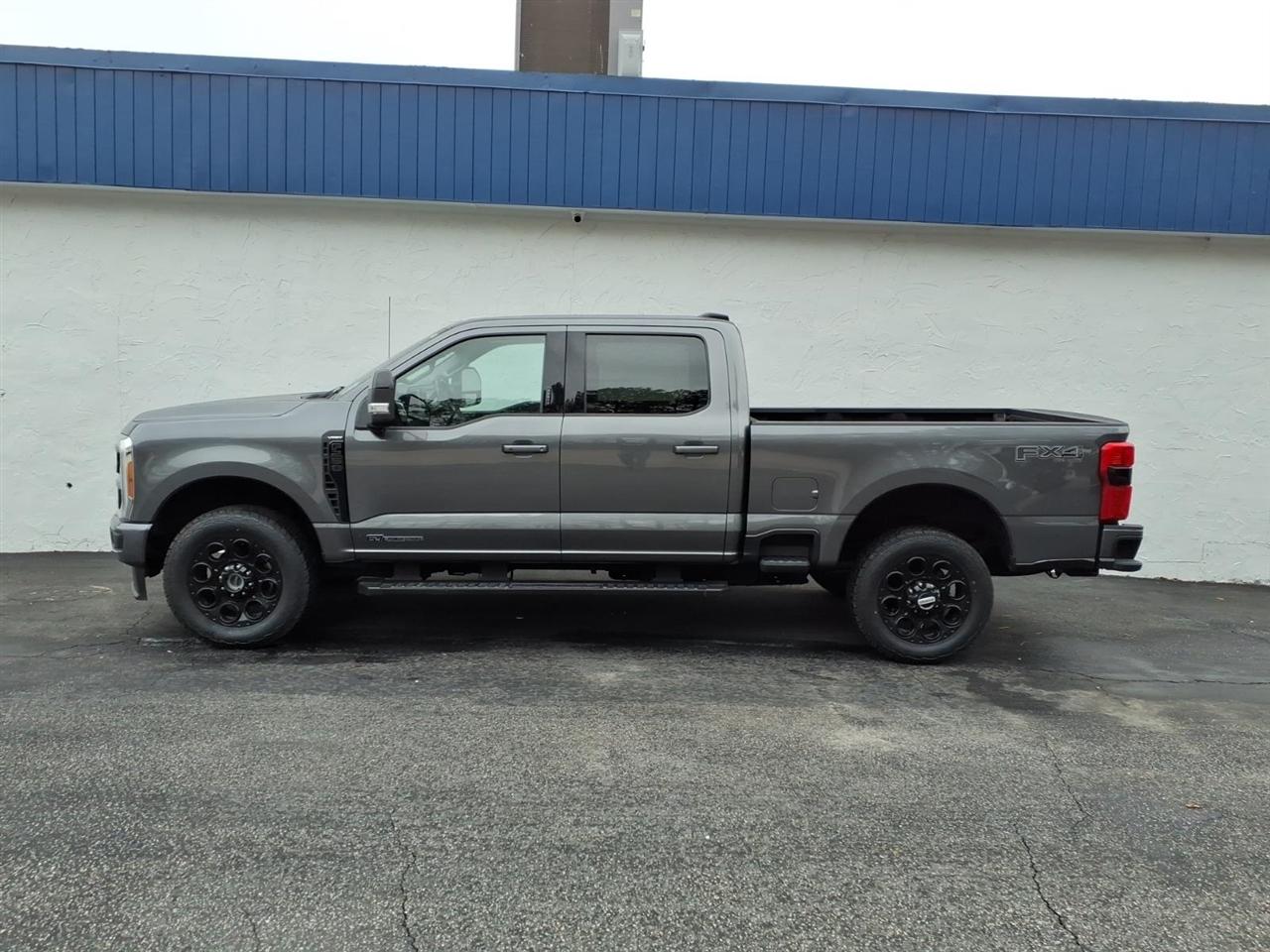 Ford F-250 SD Lariat Crew Cab 4WD 2023
