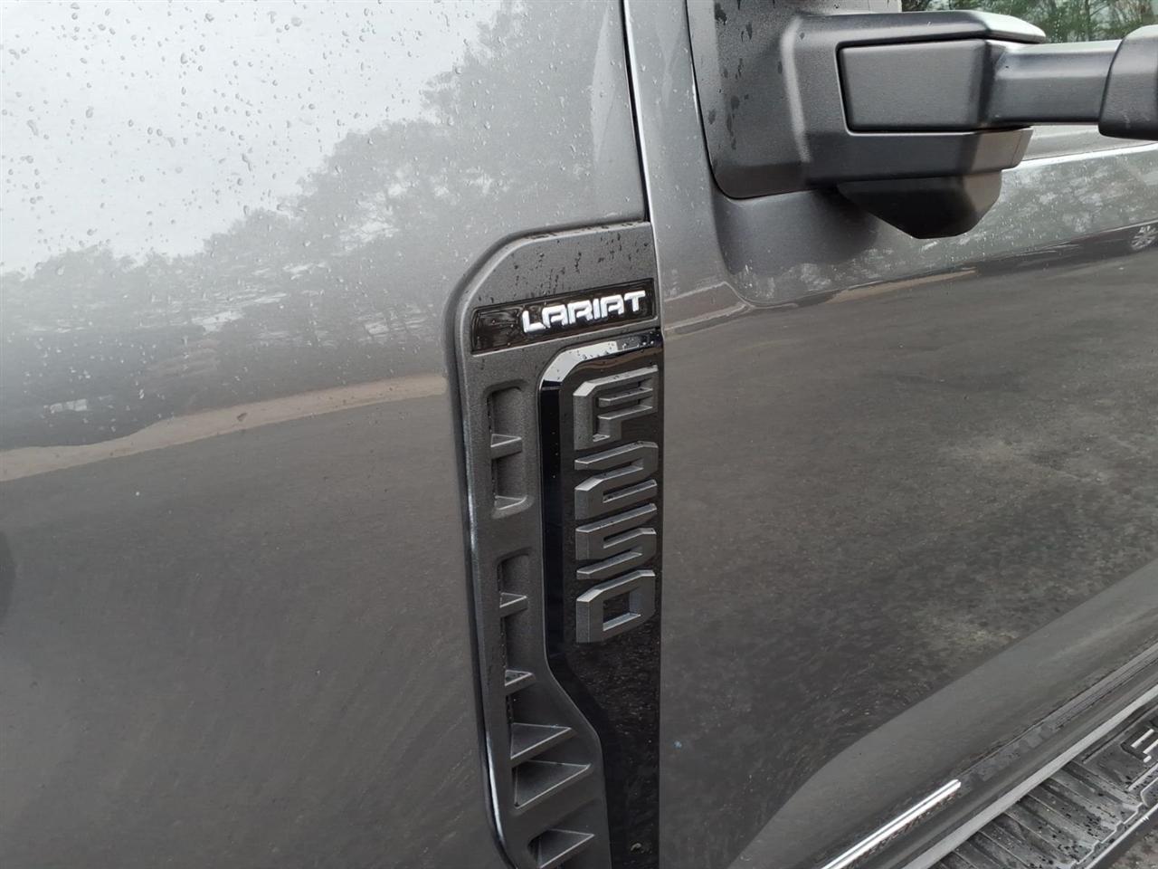 Ford F-250 SD Lariat Crew Cab 4WD 2023