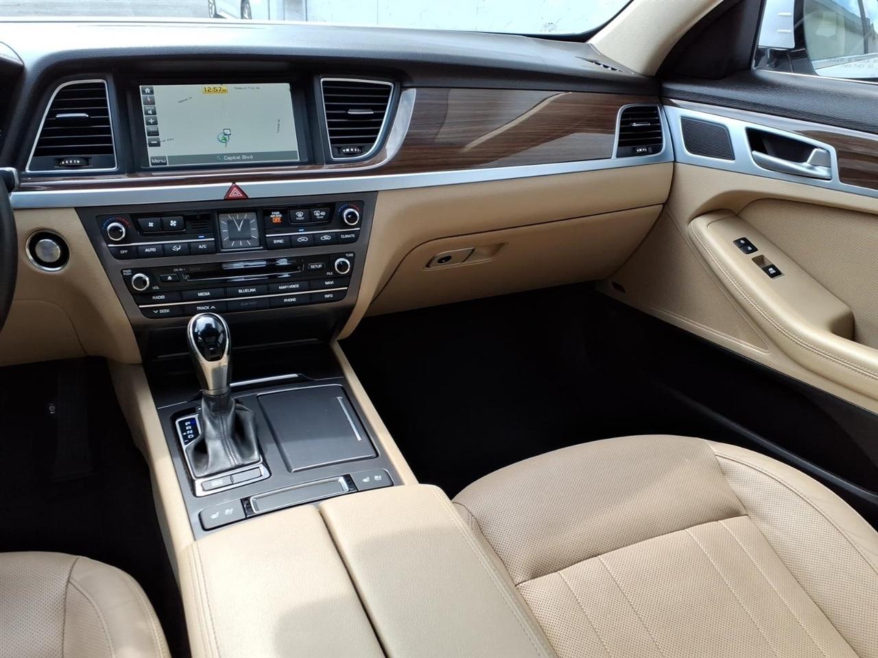 Hyundai Genesis 4dr Sdn V6 3.8L RWD 2015